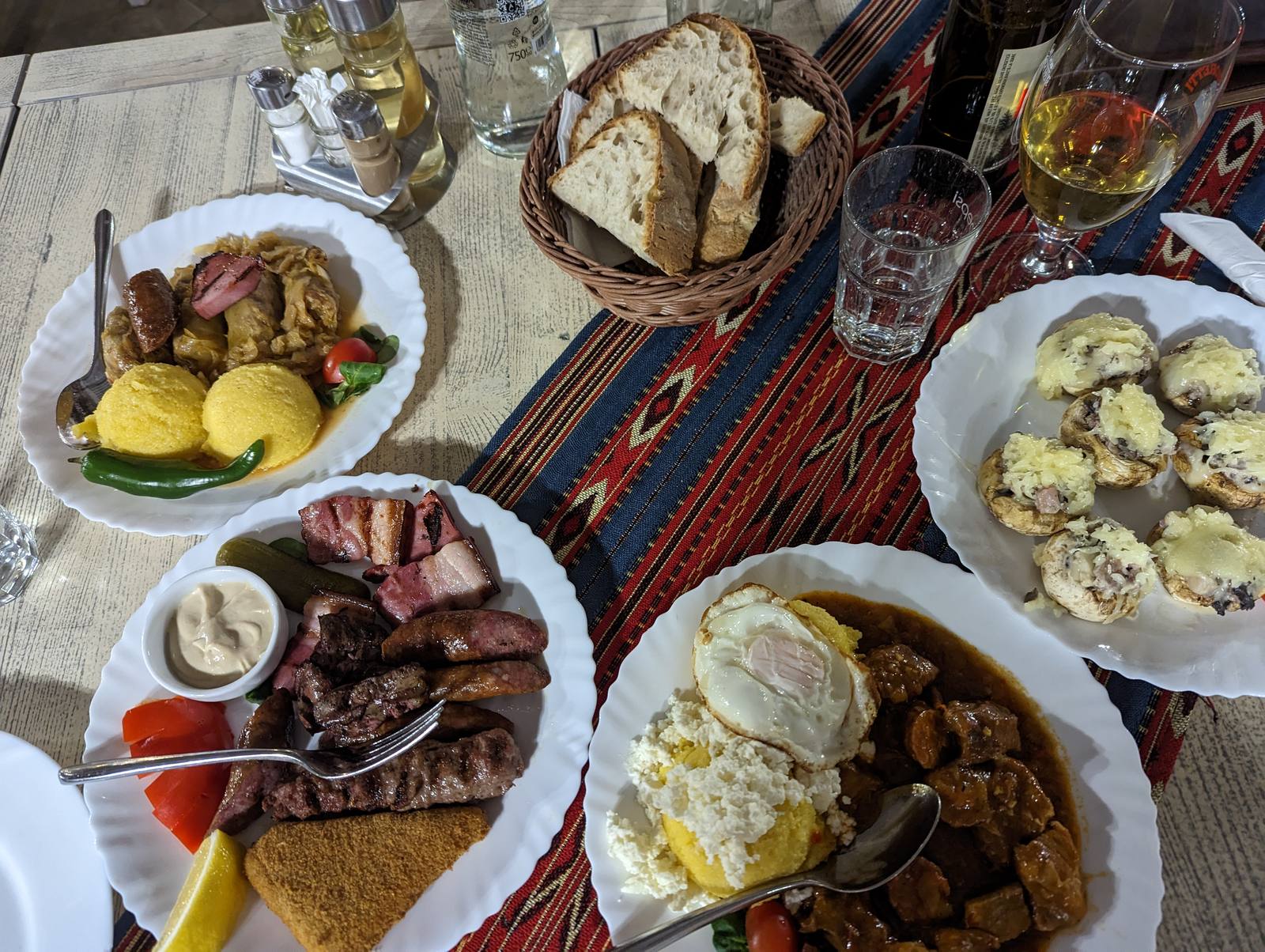 シビウのレストランで同僚が注文してくれたルーマニア伝統料理の数々