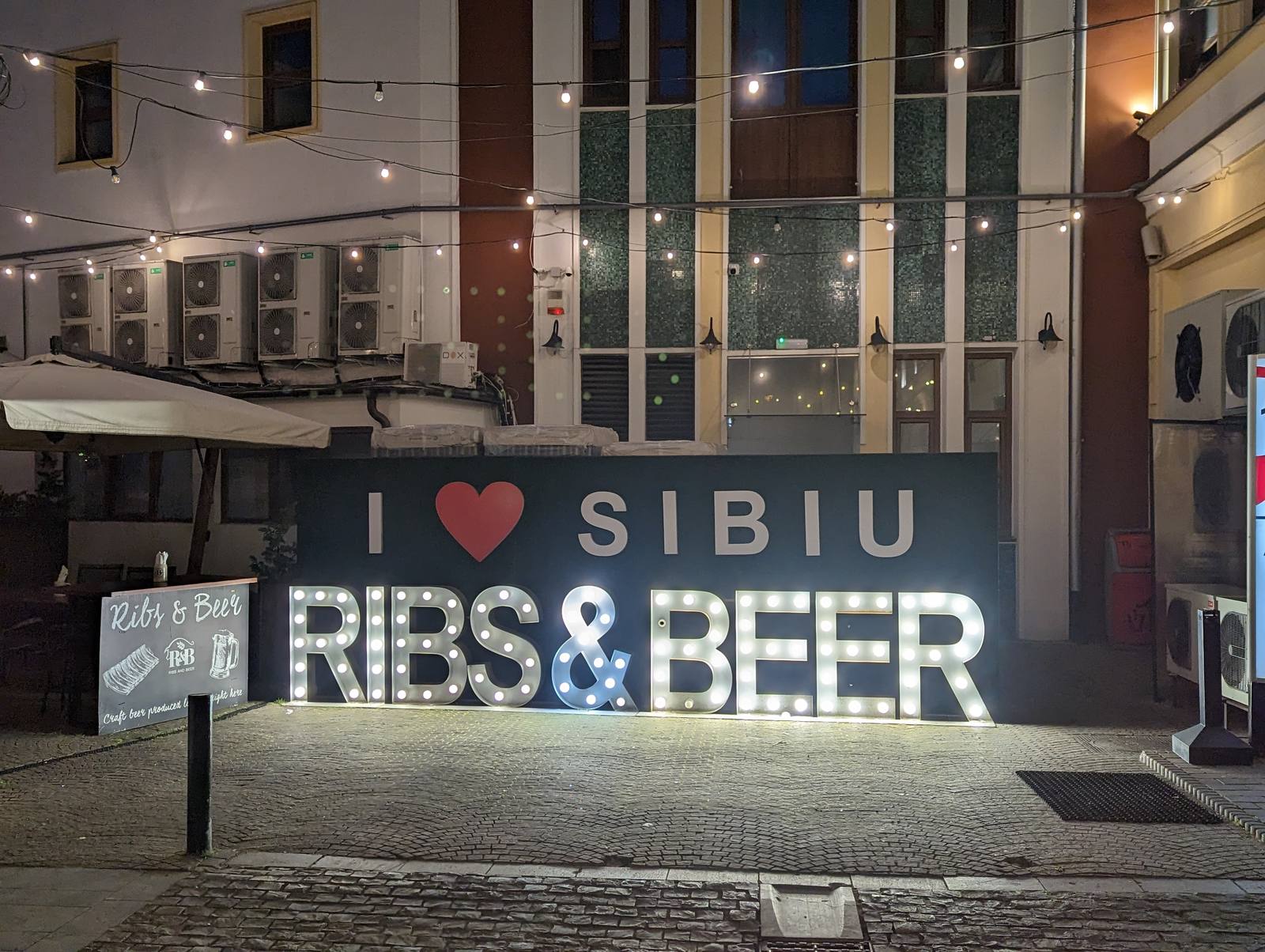 シビウのI LOVE SIBIU RIBS AND BEERの電飾看板