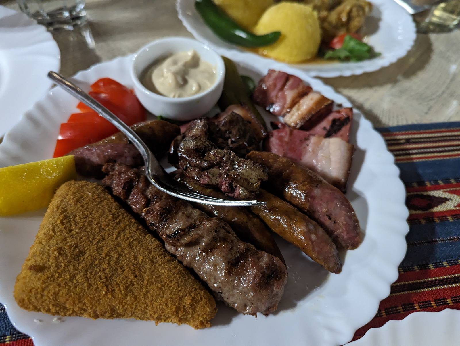 ルーマニア名物ミティテイと肉のグリル盛り合わせ