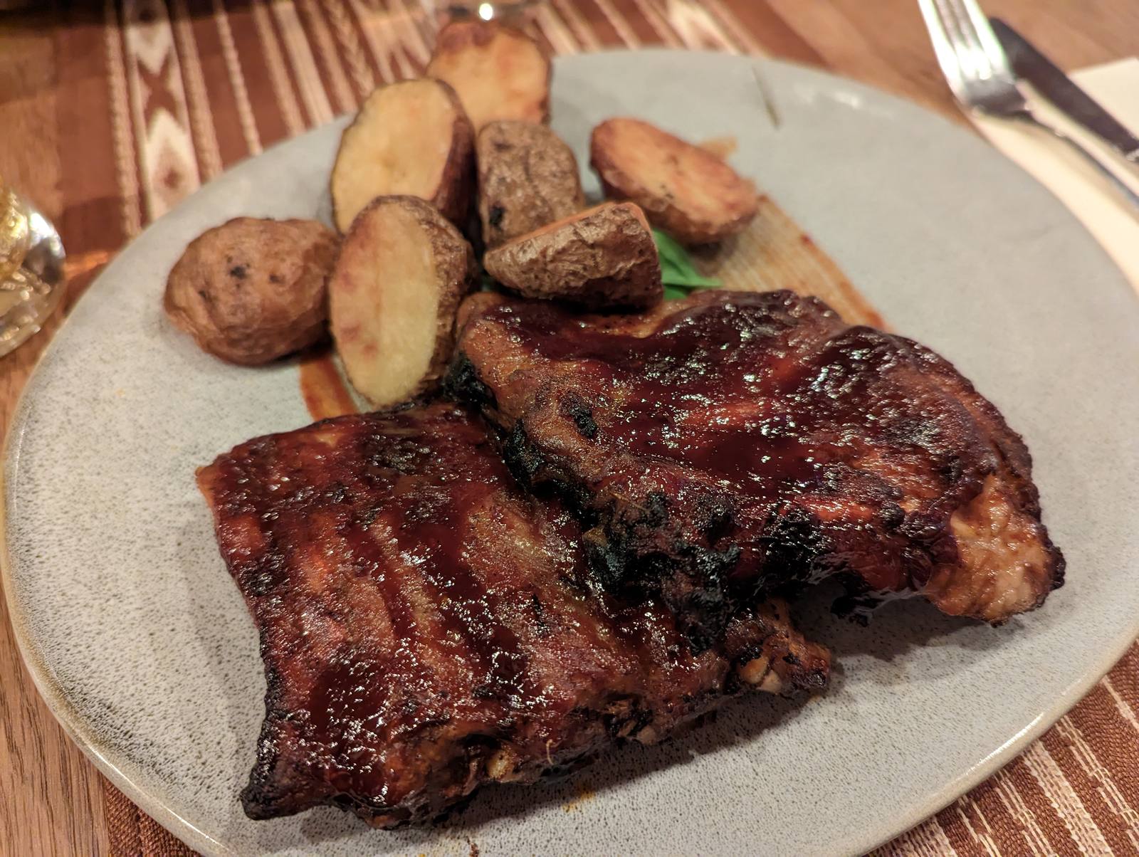 シビウで食べたBBQソースのポークリブとポテト