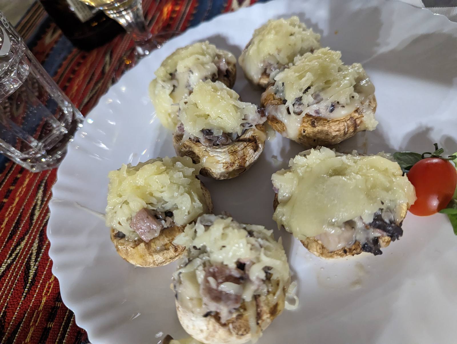 ルーマニアの伝統料理チュペルチ・ウンプルテ（きのこのチーズ詰め焼き）