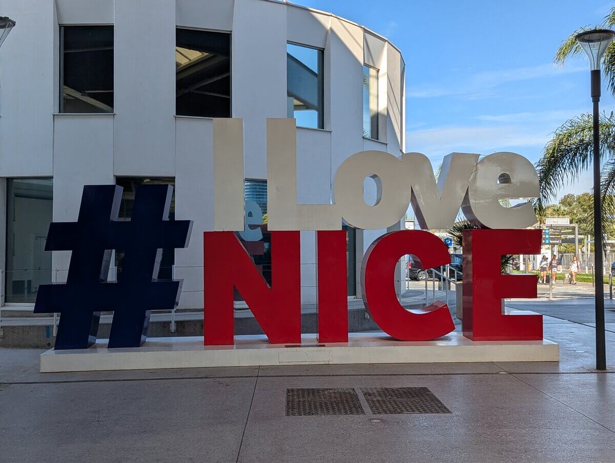 ニース空港敷地内にある#ILoveNICEの立体オブジェ