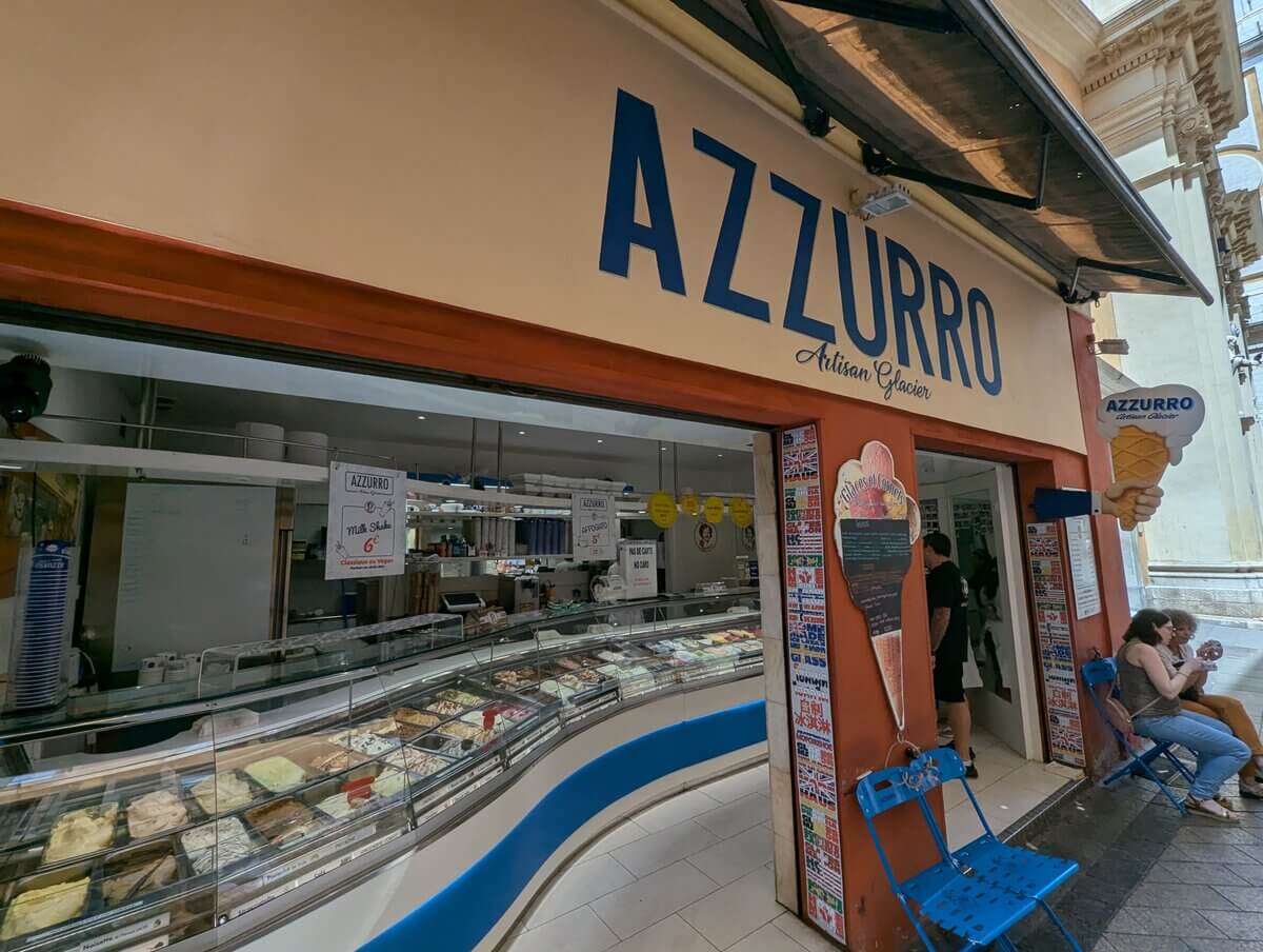 Azzurro Artisan Glacierの店舗外観 ショーケースに並ぶ色とりどりのジェラート