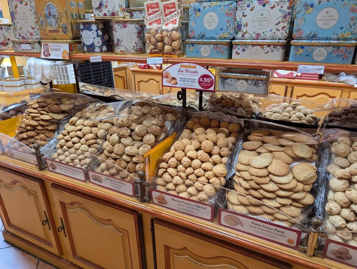 La Cure Gourmande店内 量り売りのビスケットと花柄の缶入り菓子が並ぶ
