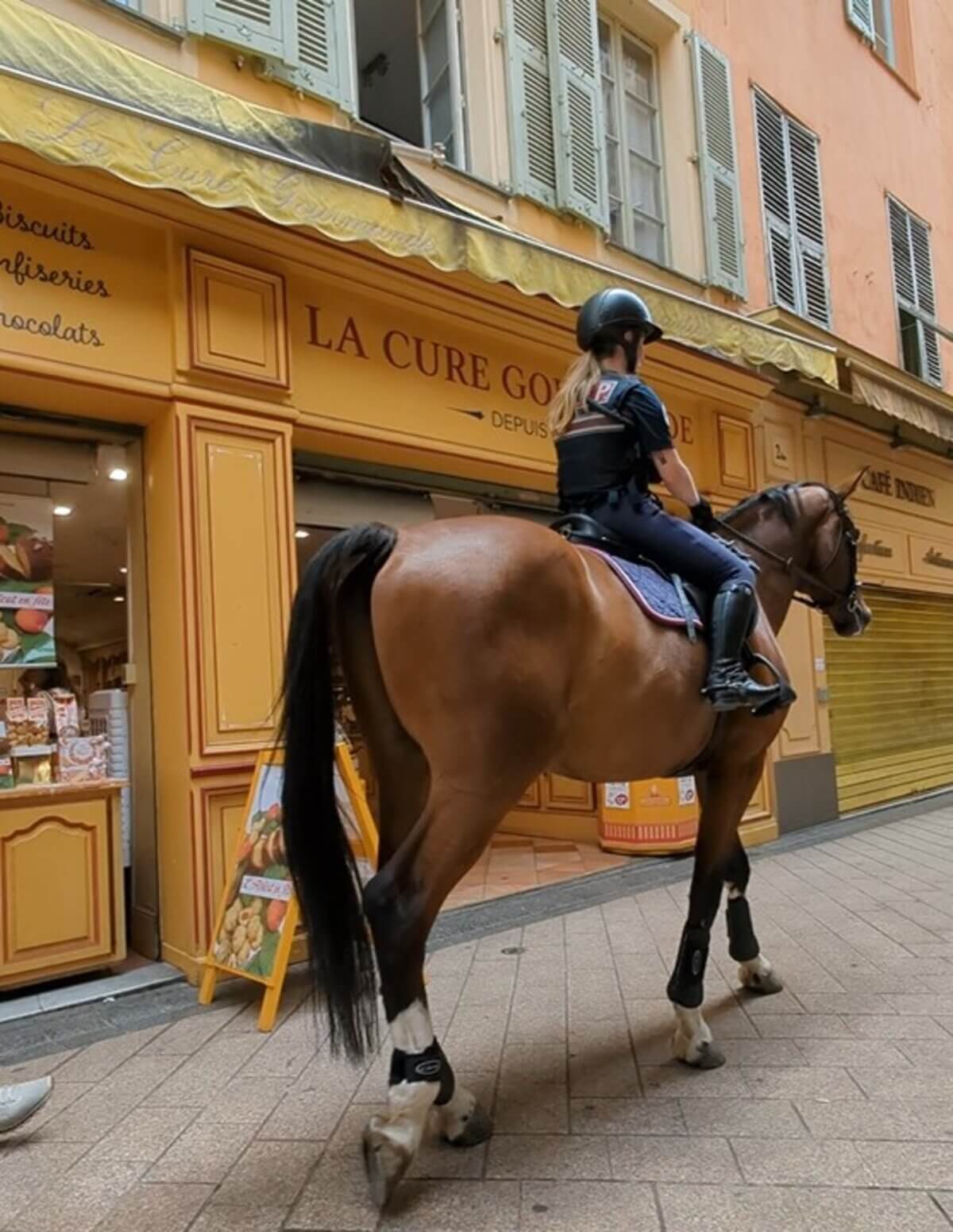 La Cure Gourmande店舗前を通る騎馬警官と馬
