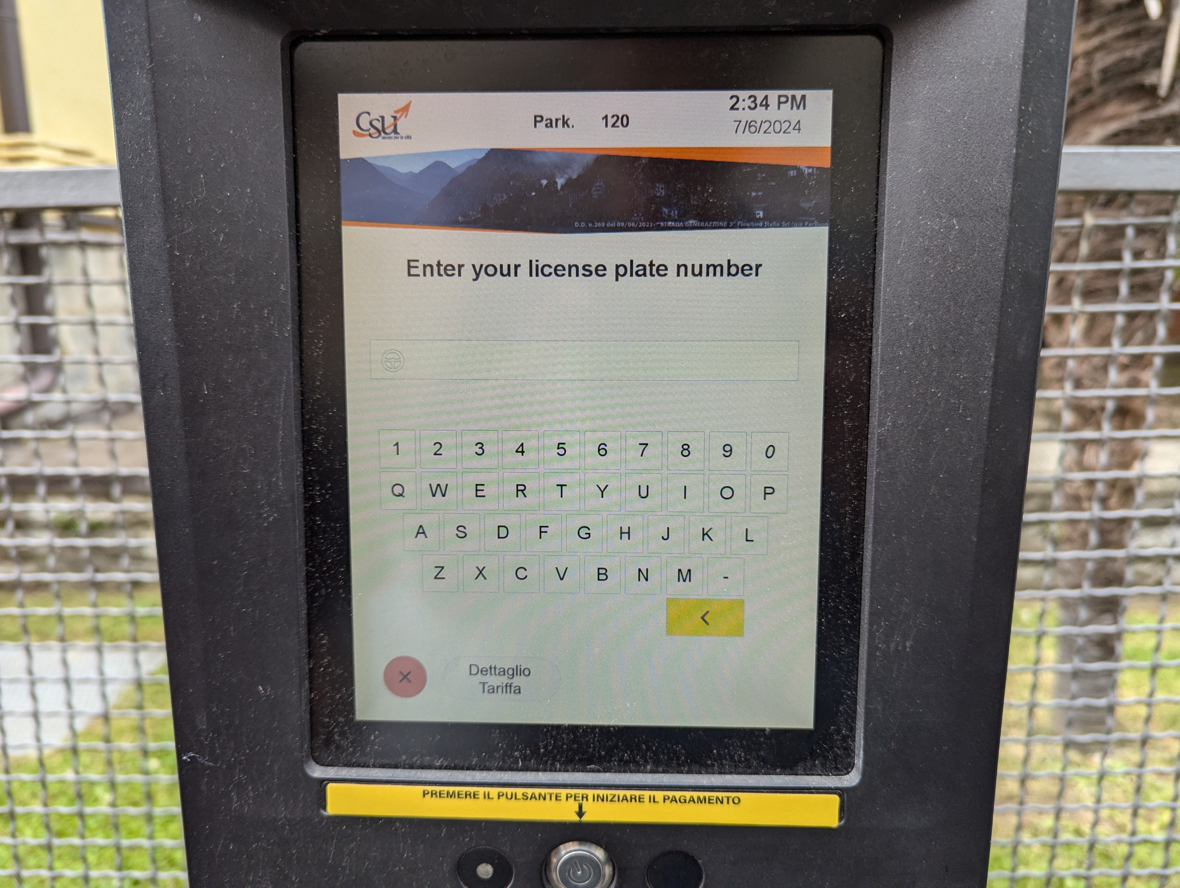 精算機のナンバープレート入力画面とQWERTYキーボード