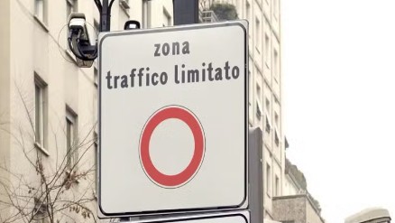 イタリアのZTL（車両通行制限区域）を示す「zona traffico limitato」の標識