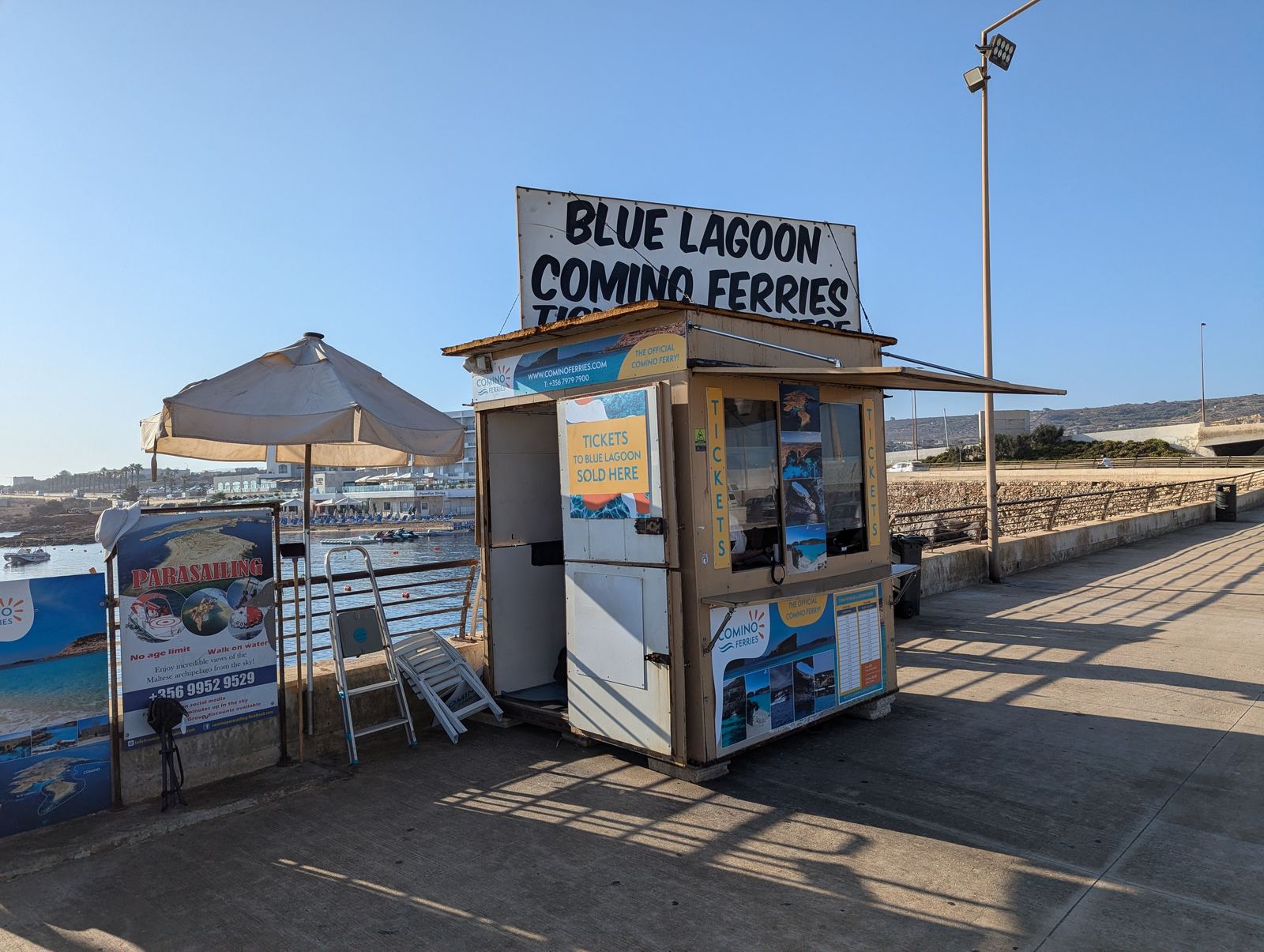 チェルケウア港のチケット販売小屋。BLUE LAGOON COMINO FERRIESと大きく書かれている