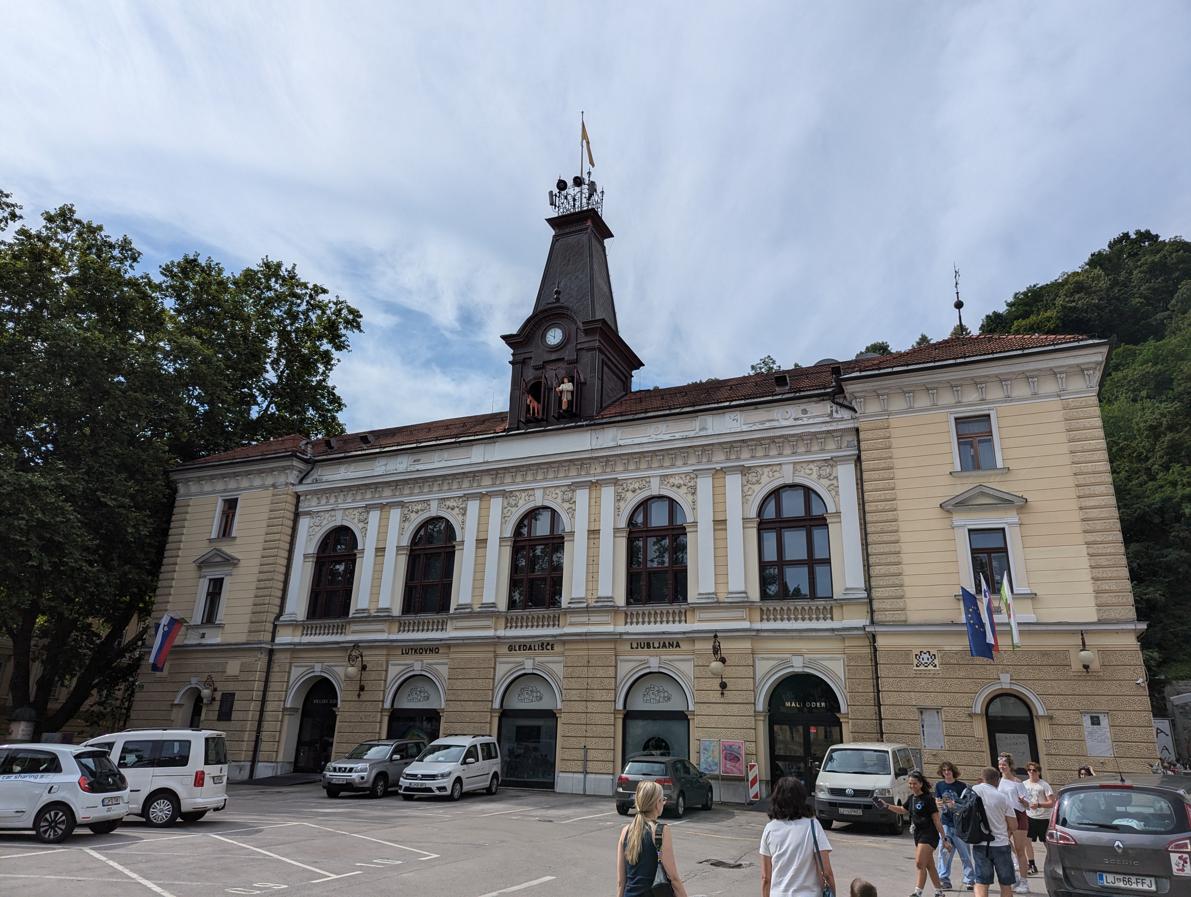 リュブリャナ人形劇場（Lutkovno gledališče Ljubljana）の黄色い建物