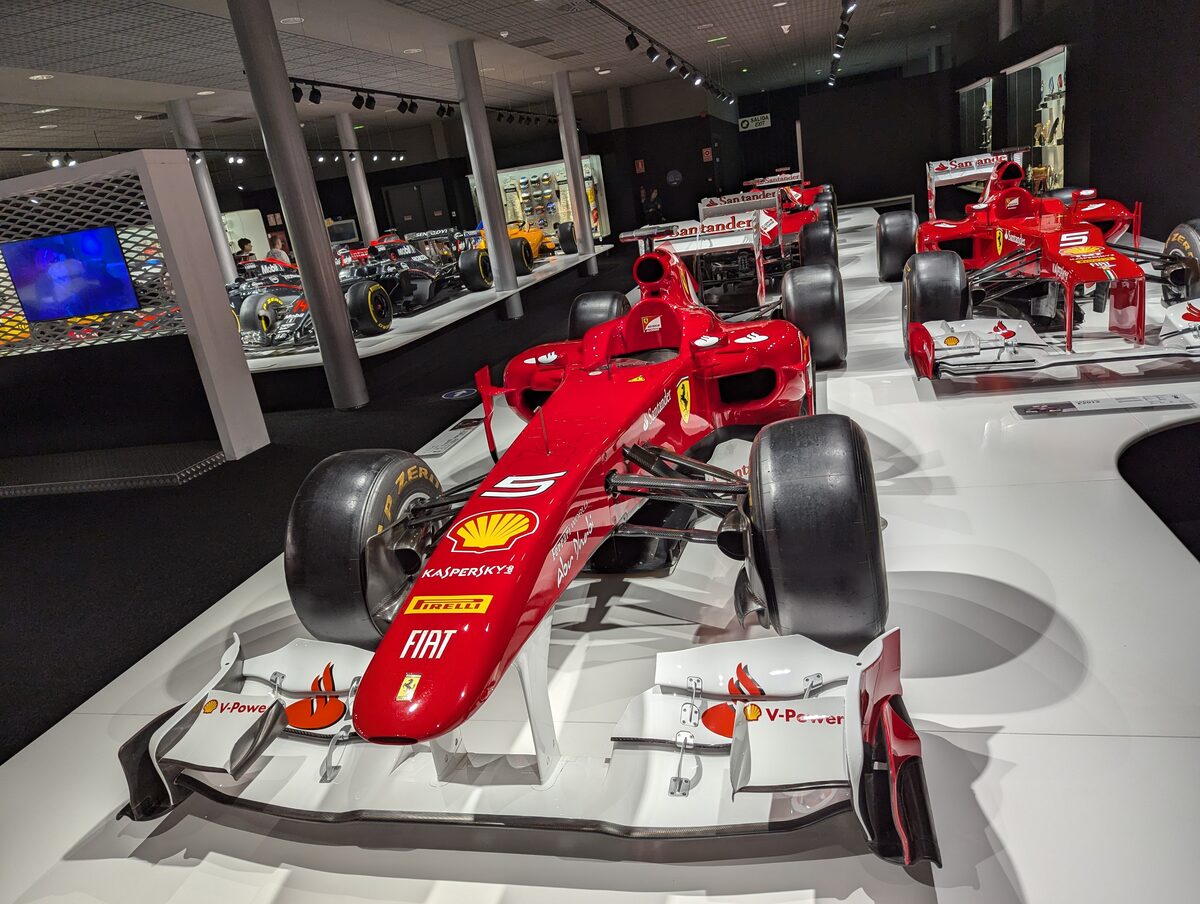 2010年のフェラーリF10 カーナンバー5のアロンソ車 奥にはフェラーリのマシンが年式順に並ぶ