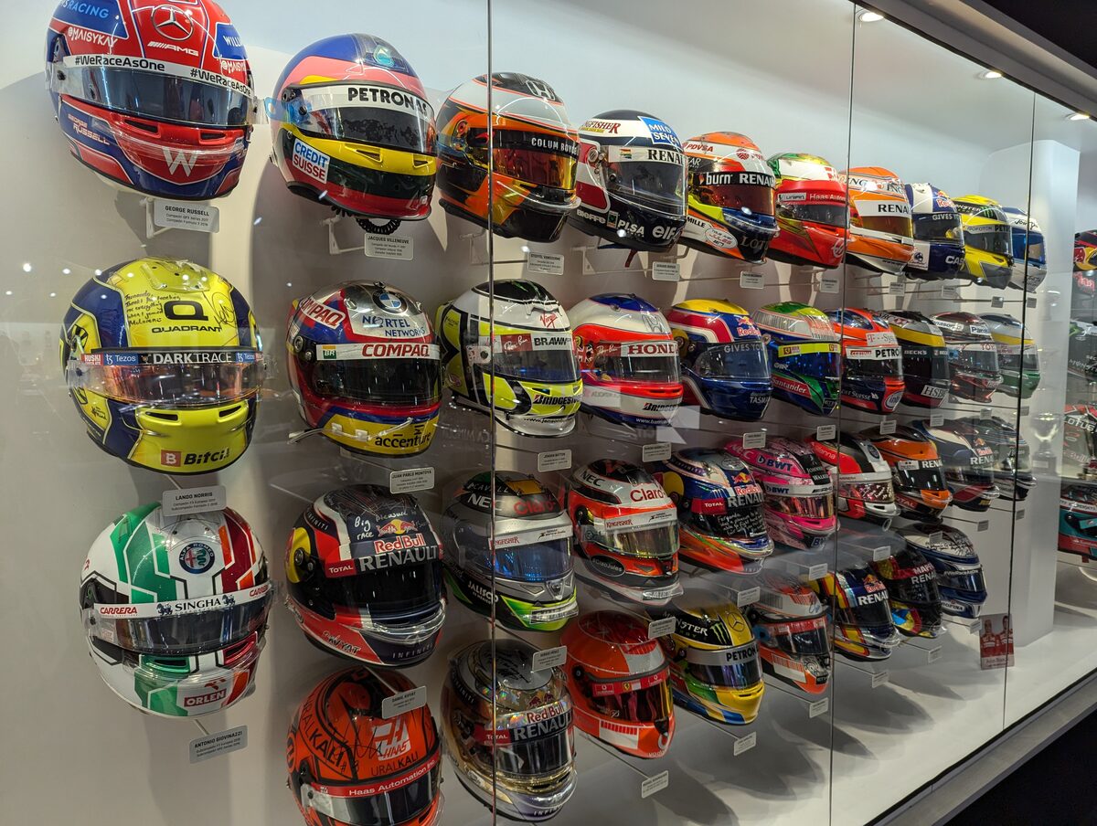壁一面に並ぶF1ドライバーたちの実使用ヘルメットコレクション