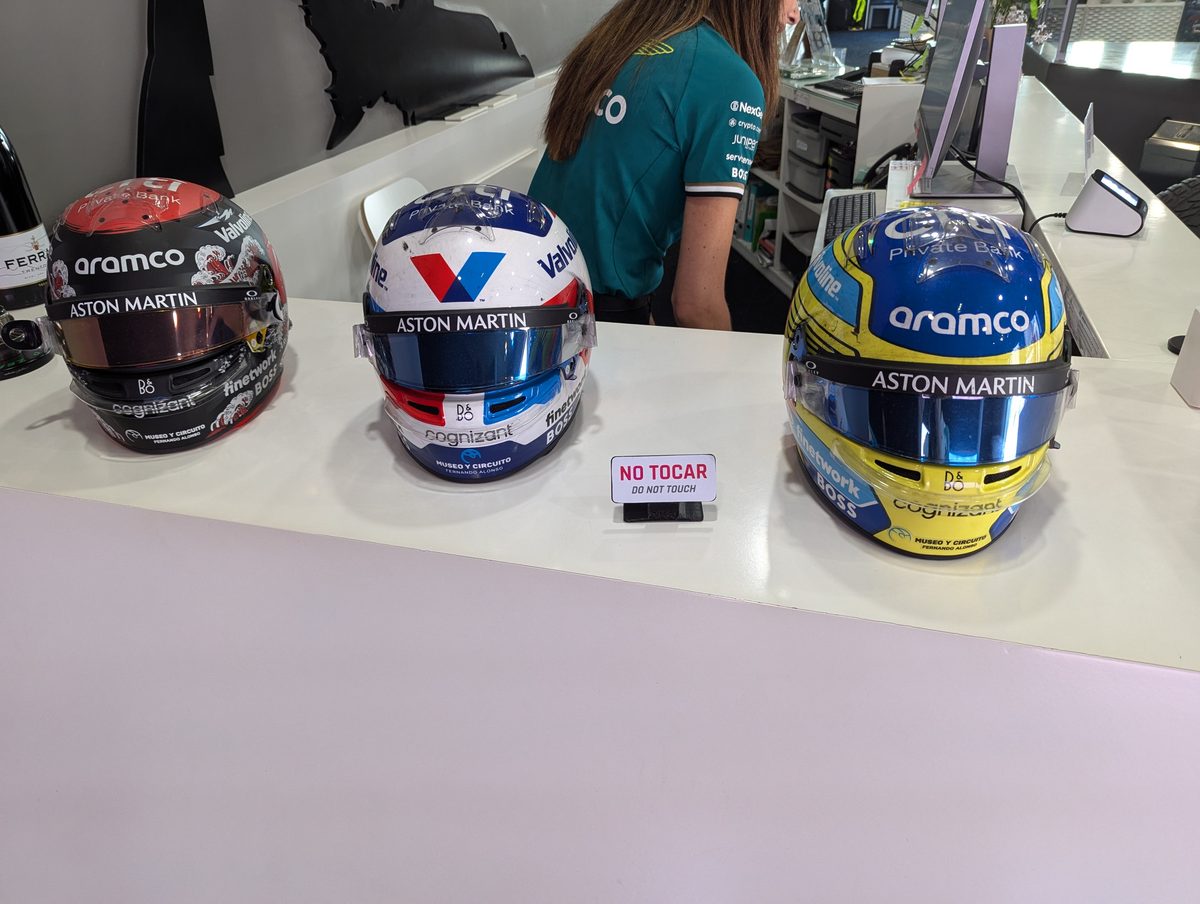 受付に並ぶアロンソのアストンマーティン時代のヘルメット3個 日本GP仕様の北斎モチーフも
