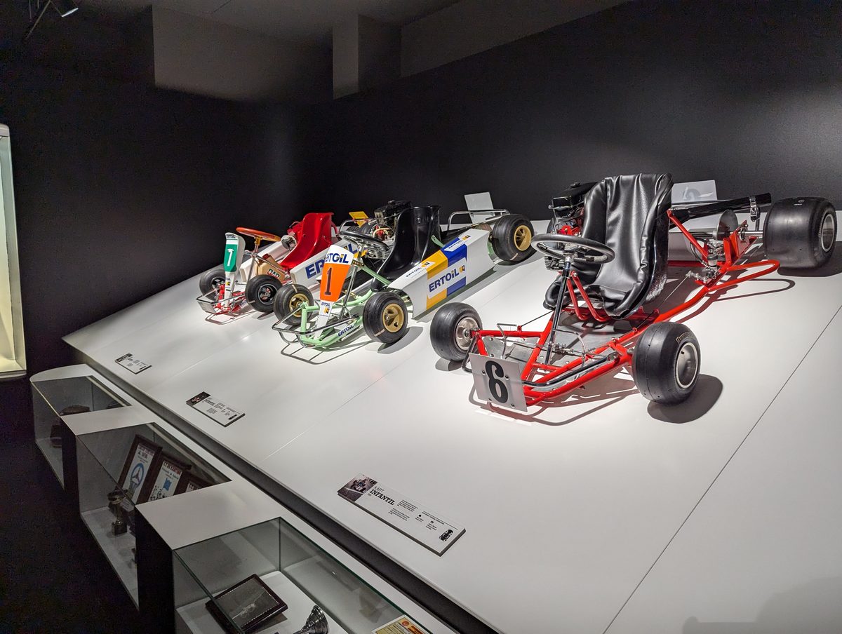 アロンソが幼少期に乗っていた子供用カートの展示