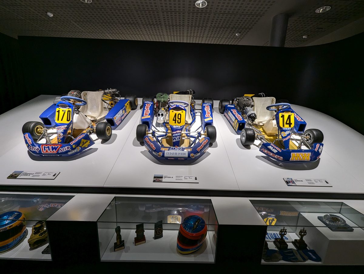 カート世界選手権時代の青いレーシングカート3台 カーナンバー14も展示