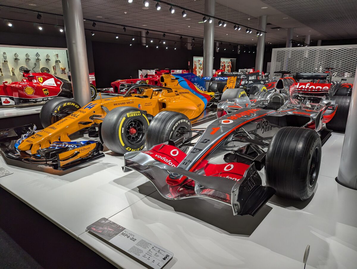 2007年のマクラーレンMP4-22と2018年のMCL33が並ぶ展示
