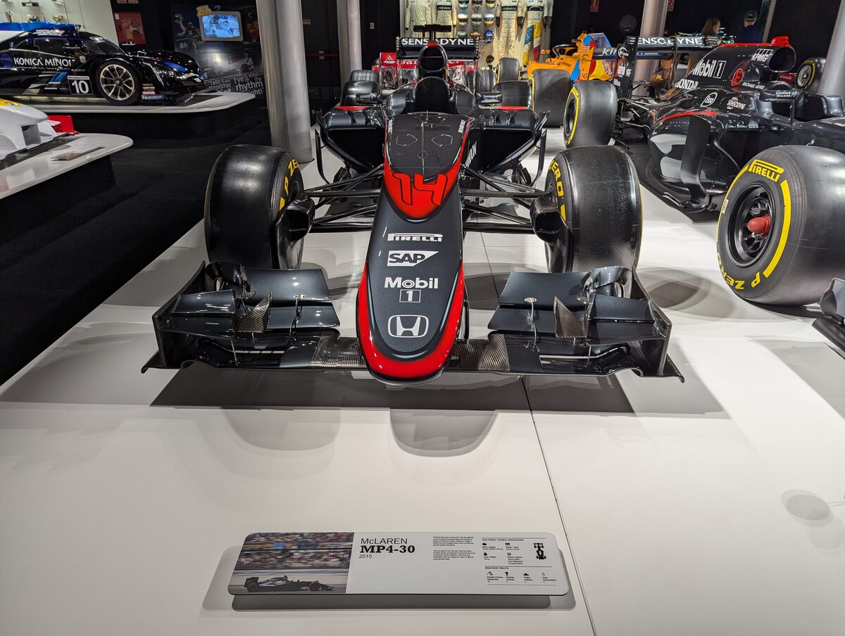 2015年のマクラーレン・ホンダMP4-30 正面から見た展示