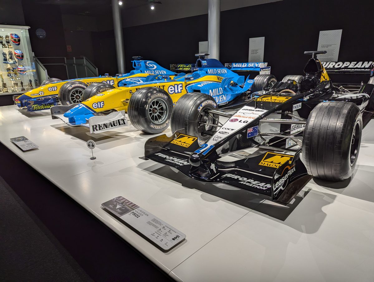 F1デビューマシンのミナルディPS01と水色のルノーF1マシンが並ぶ展示