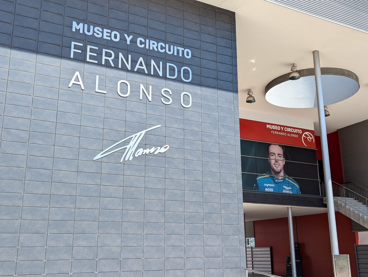 MUSEO Y CIRCUITO FERNANDO ALONSOの看板とアロンソのサインが刻まれた入口