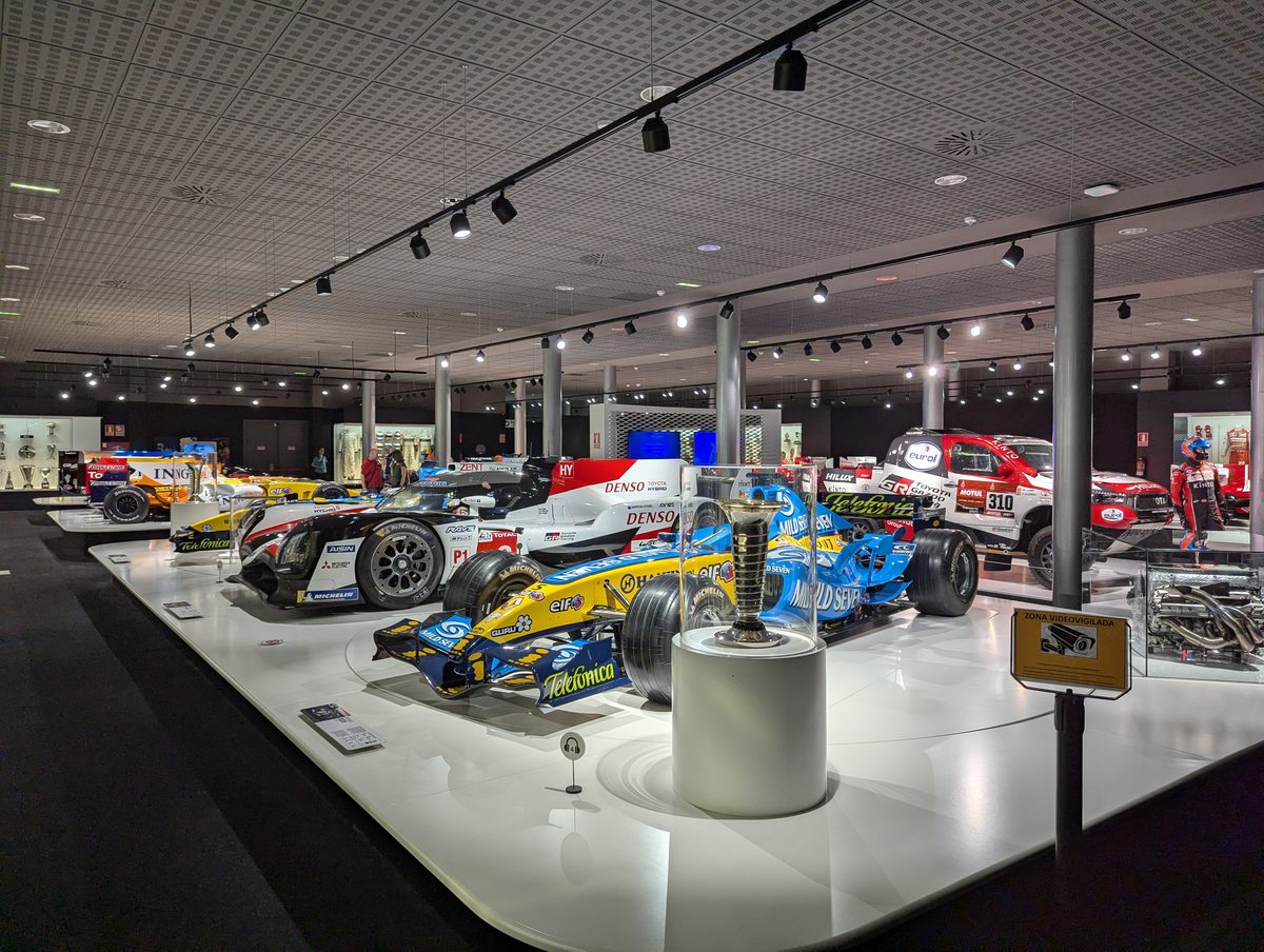 ミュージアムのメインホール トヨタTS050やダカール仕様ハイラックス ルノーR25などが並ぶ