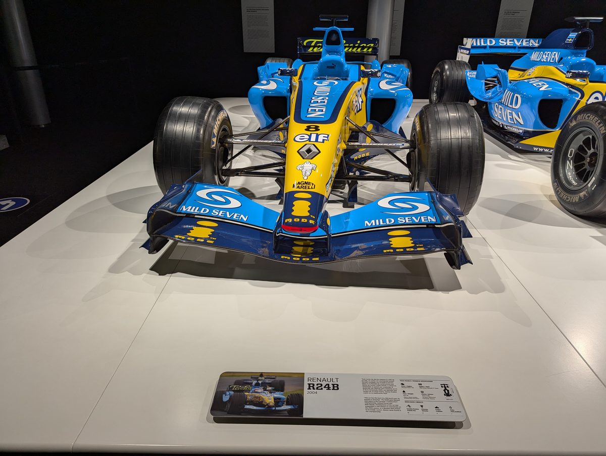 2004年のルノーR24B 水色と黄色のマイルドセブンカラー