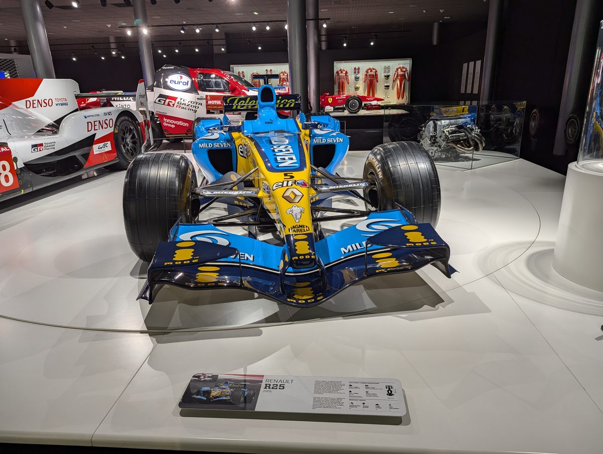 2005年F1世界チャンピオンマシンのルノーR25 マイルドセブンカラーの実車