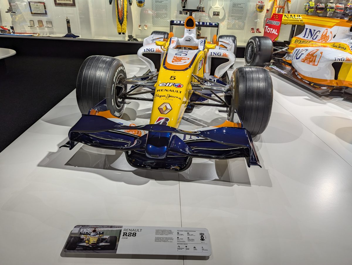 2008年のルノーR28 INGカラーのマシン正面