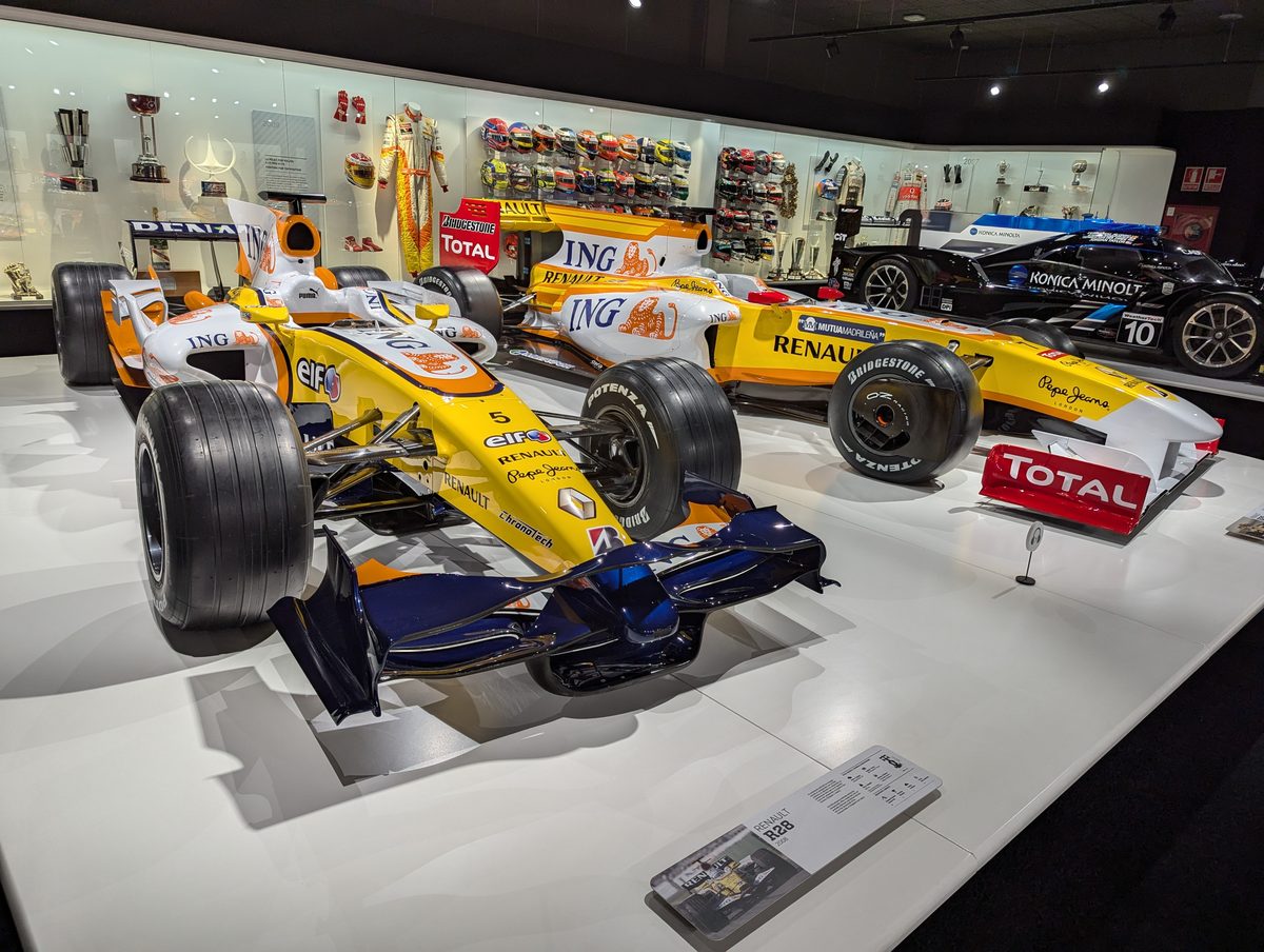 ルノーR28とR29が並ぶ展示 背景にはヘルメットコレクションの壁