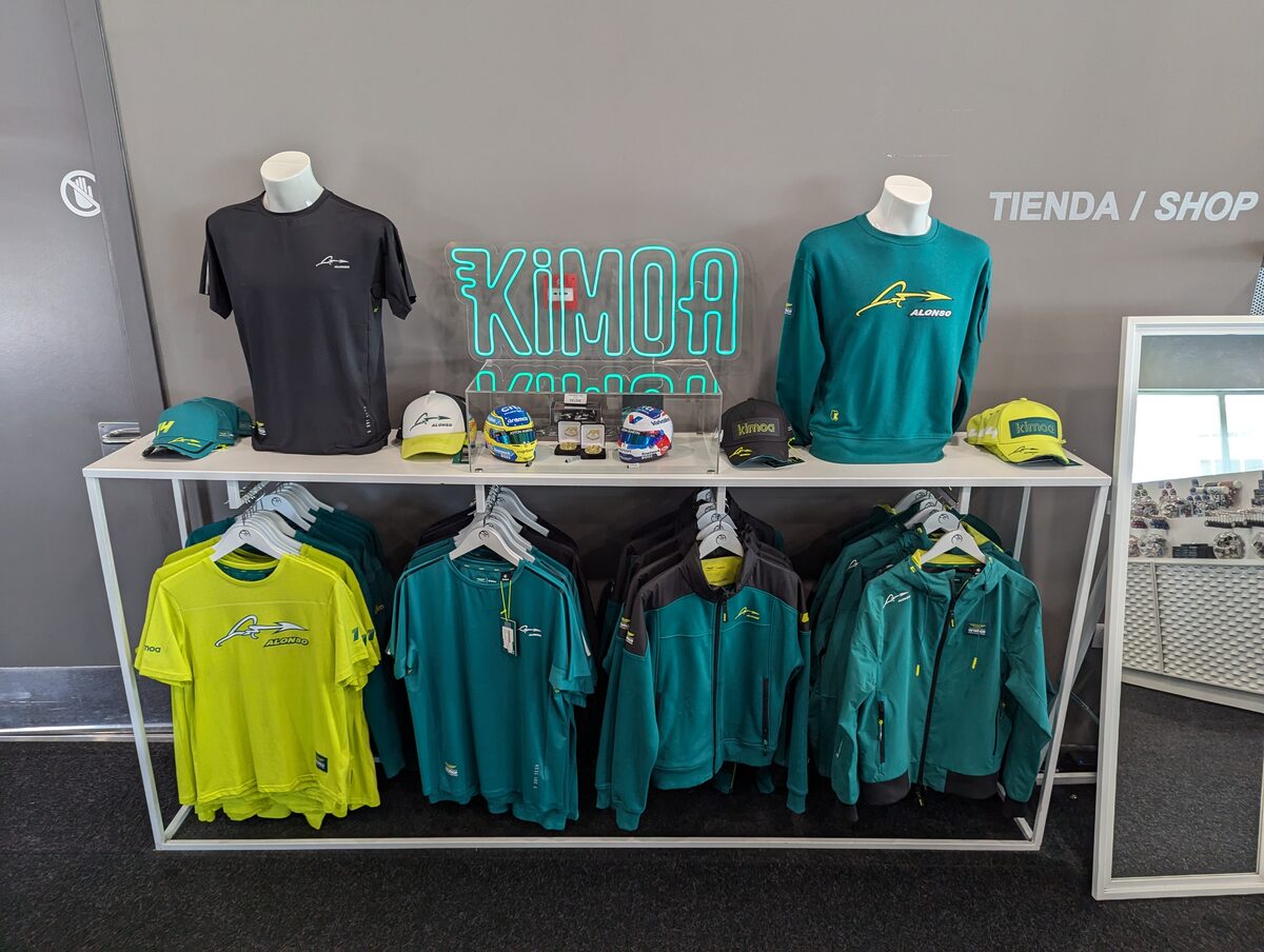 アロンソのブランドKimoaのTシャツやジャケットのコーナー
