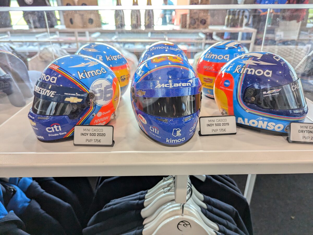 インディ500仕様などのミニヘルメットコレクション 各175ユーロ