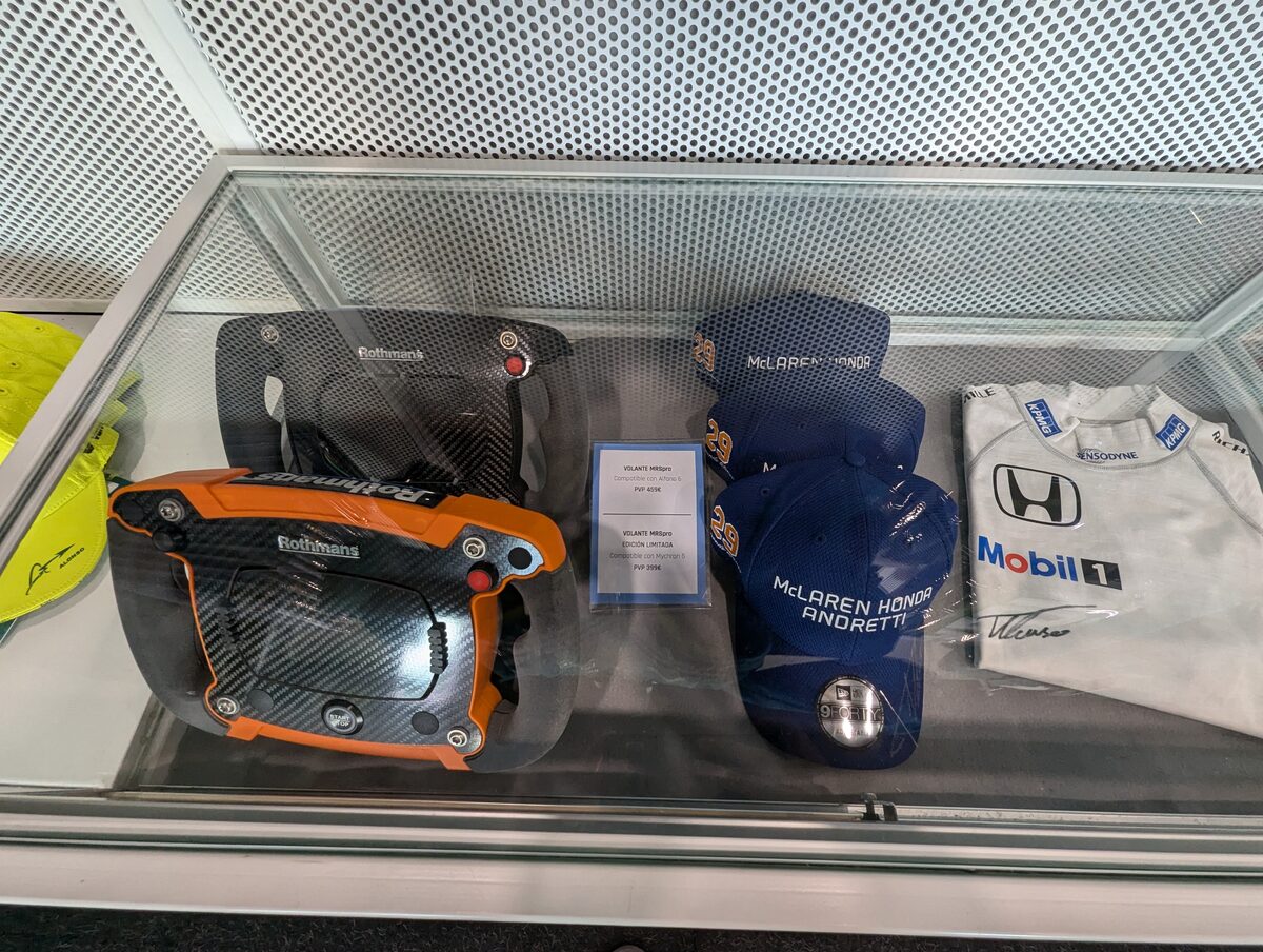カート用ステアリングとマクラーレン・ホンダ・アンドレッティのキャップ サイン入りウェアも