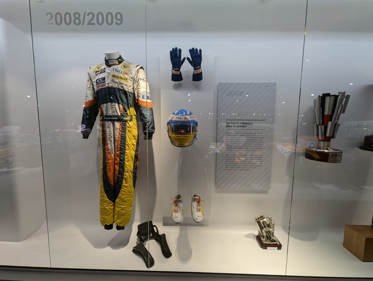 2008-2009年ルノー復帰時代のレーシングスーツ・手袋・ヘルメット・トロフィーの展示