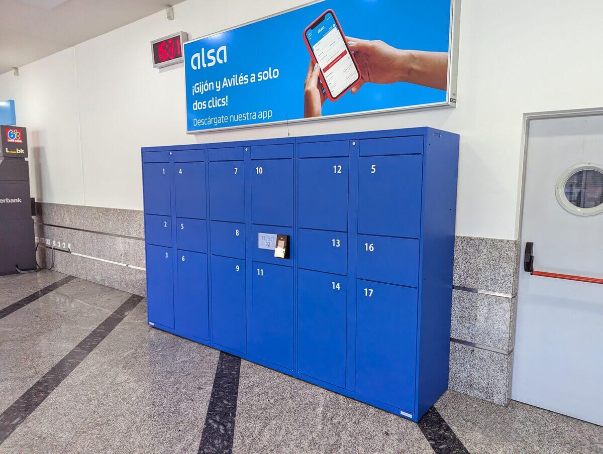 ALSAの手荷物用コインロッカー 青い扉が並ぶ