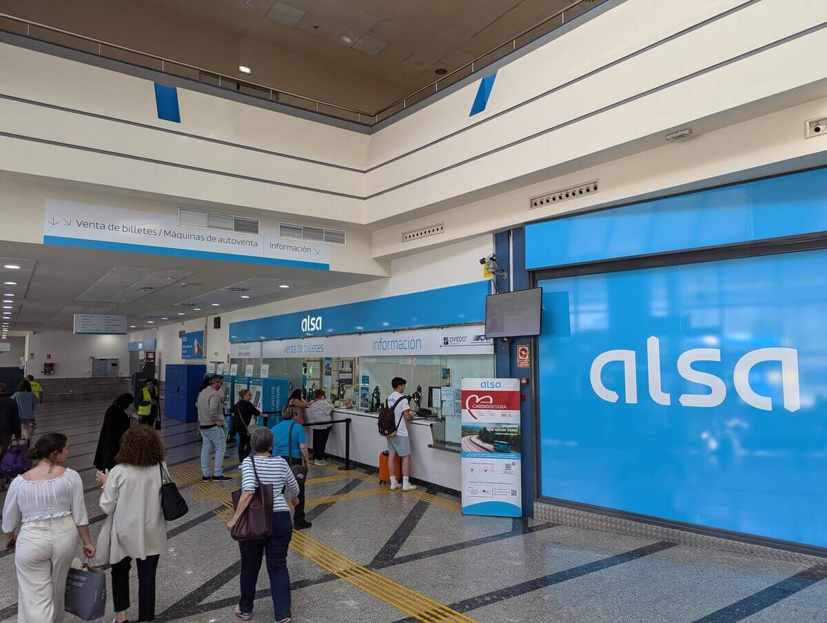 ALSAの窓口カウンター Venta de billetesとInformaciónの看板 順番待ちの列