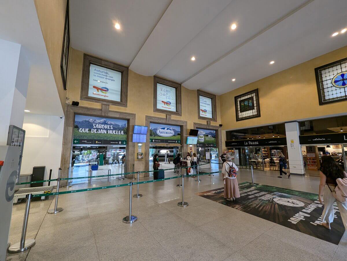 オビエド駅構内 Renfe CercaníasとFeveの案内看板が見えるコンコース