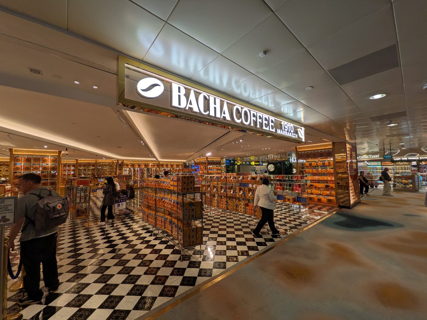 チャンギ空港ターミナル2の制限エリアにあるBACHA COFFEEの店舗外観
