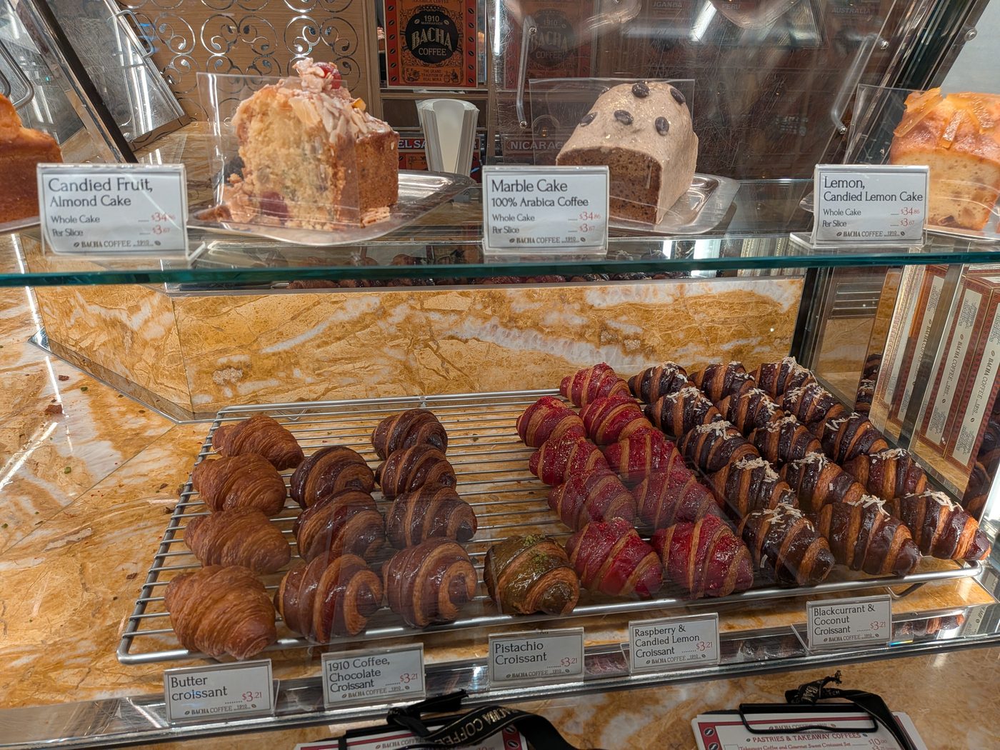 BACHA COFFEEのショーケースに並ぶクロワッサンとケーキ