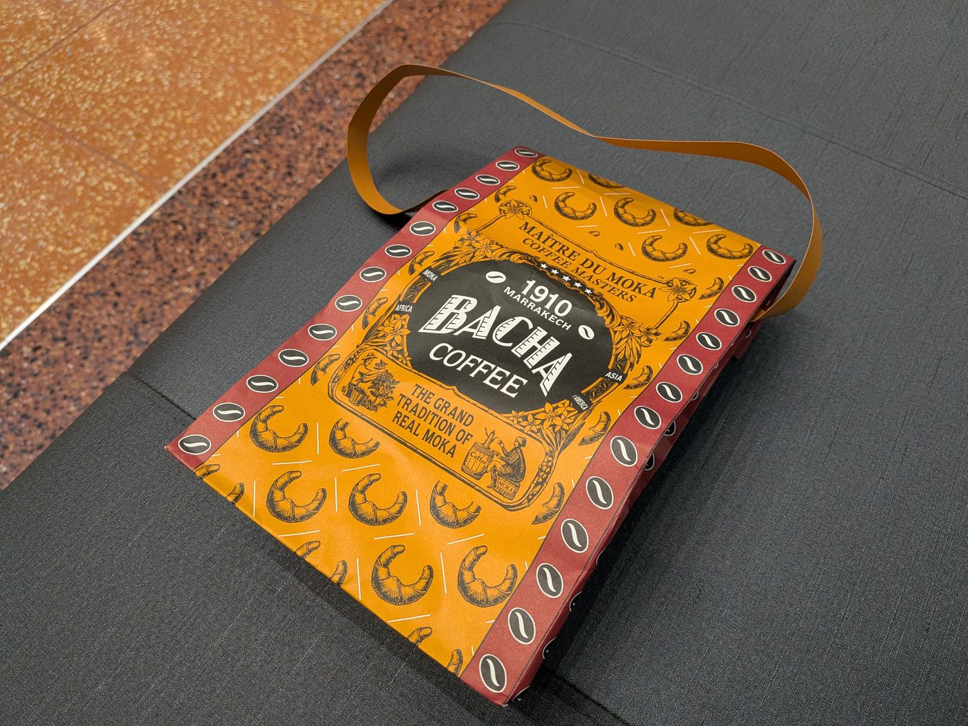 BACHA COFFEEのサフラン色の紙袋。クロワッサンと豆のイラスト入り