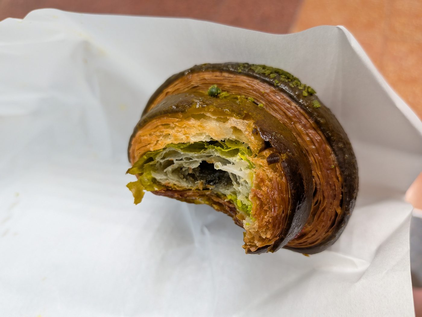 BACHA COFFEEのピスタチオクロワッサンの断面。中にピスタチオペーストが入っている