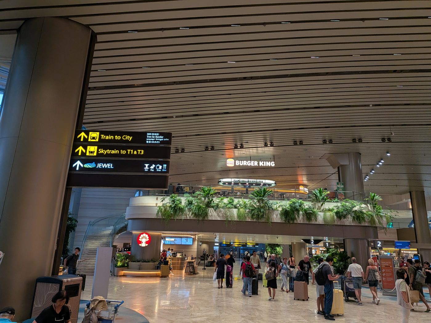 チャンギ空港ターミナル2の案内サイン。Train to City、Skytrain to T1&T3、JEWELの表示