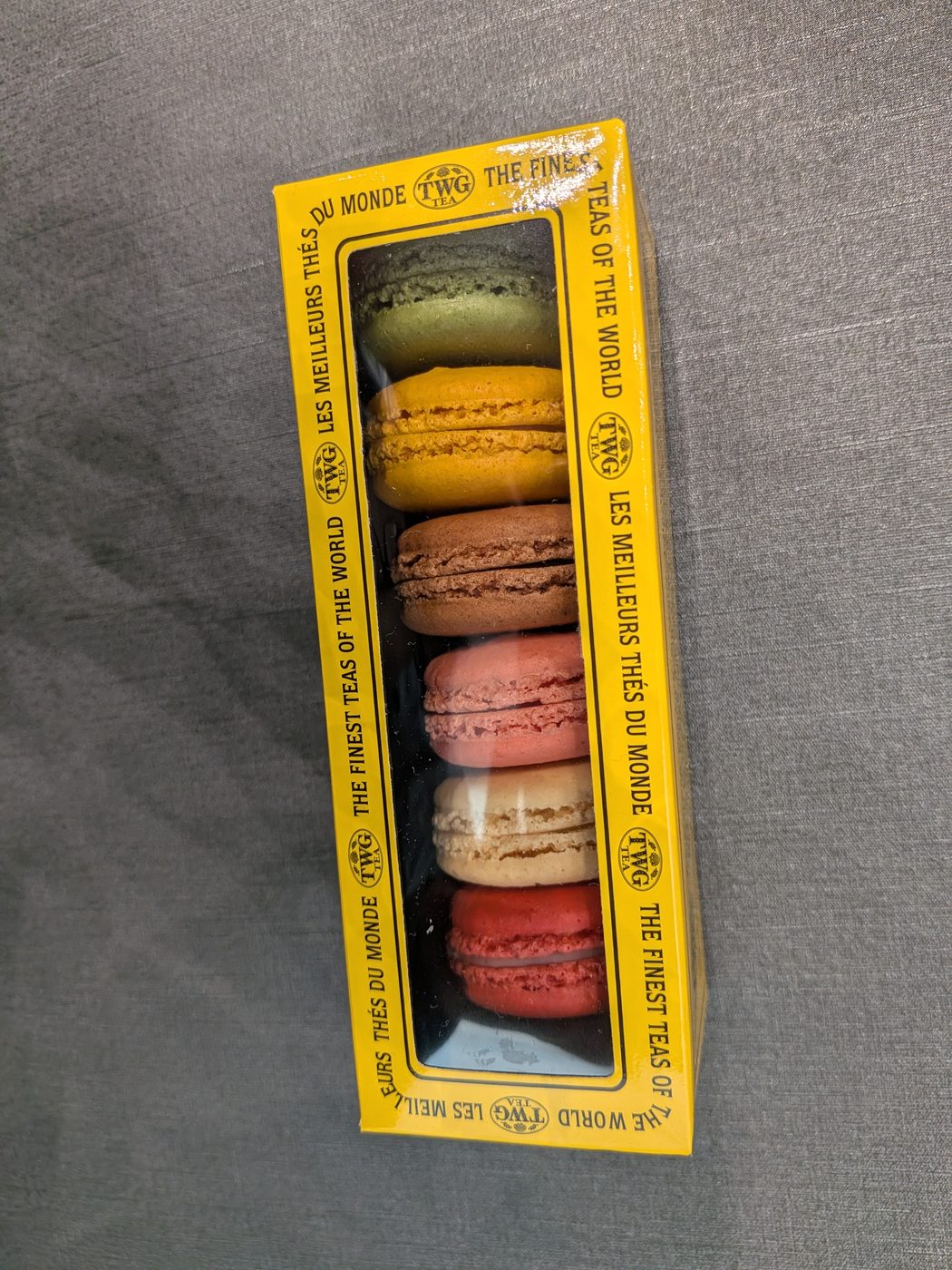 TWG Teaのマカロン6個入りボックス。抹茶・レモン・チョコ・ローズなどの色が並ぶ