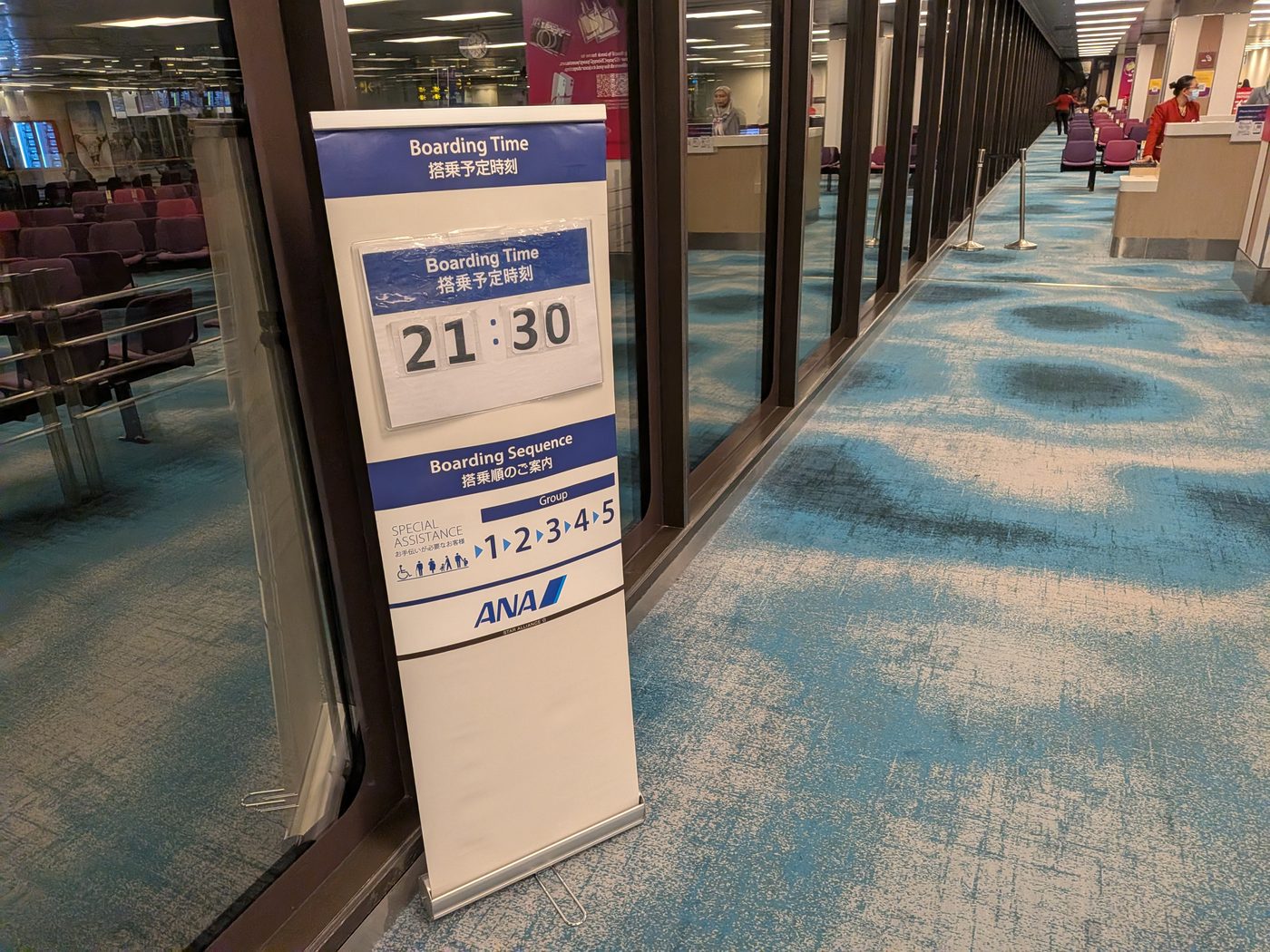 チャンギ空港のANA搭乗案内。搭乗予定時刻21:30の表示