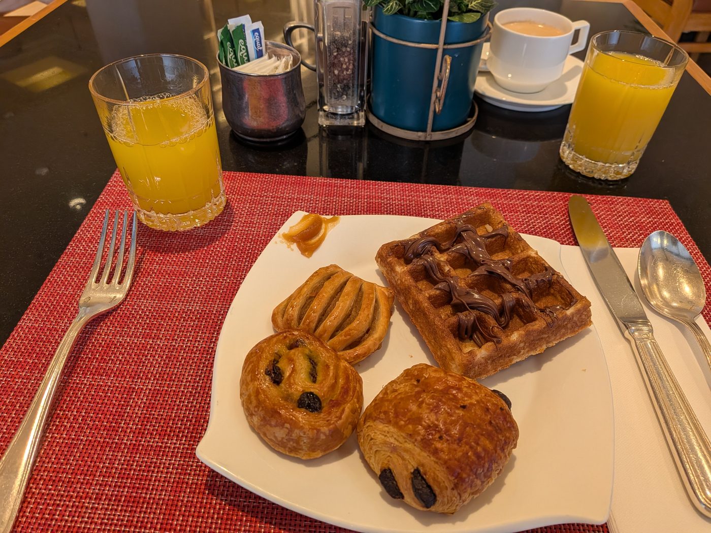 コンラッド・シンガポールの朝食プレート。ペストリーとヌテラワッフル、オレンジジュース