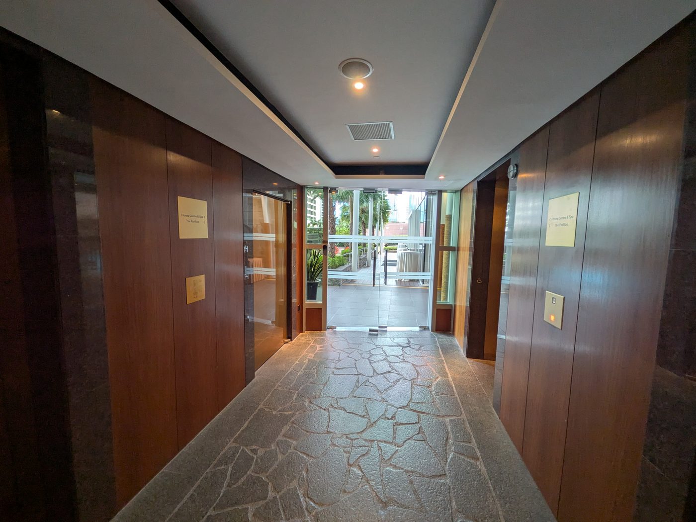 コンラッド・シンガポールのエレベーターホールにあるFitness Centre & Spaの案内