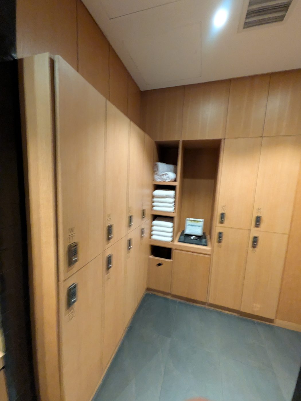 更衣室のロッカーとタオル棚