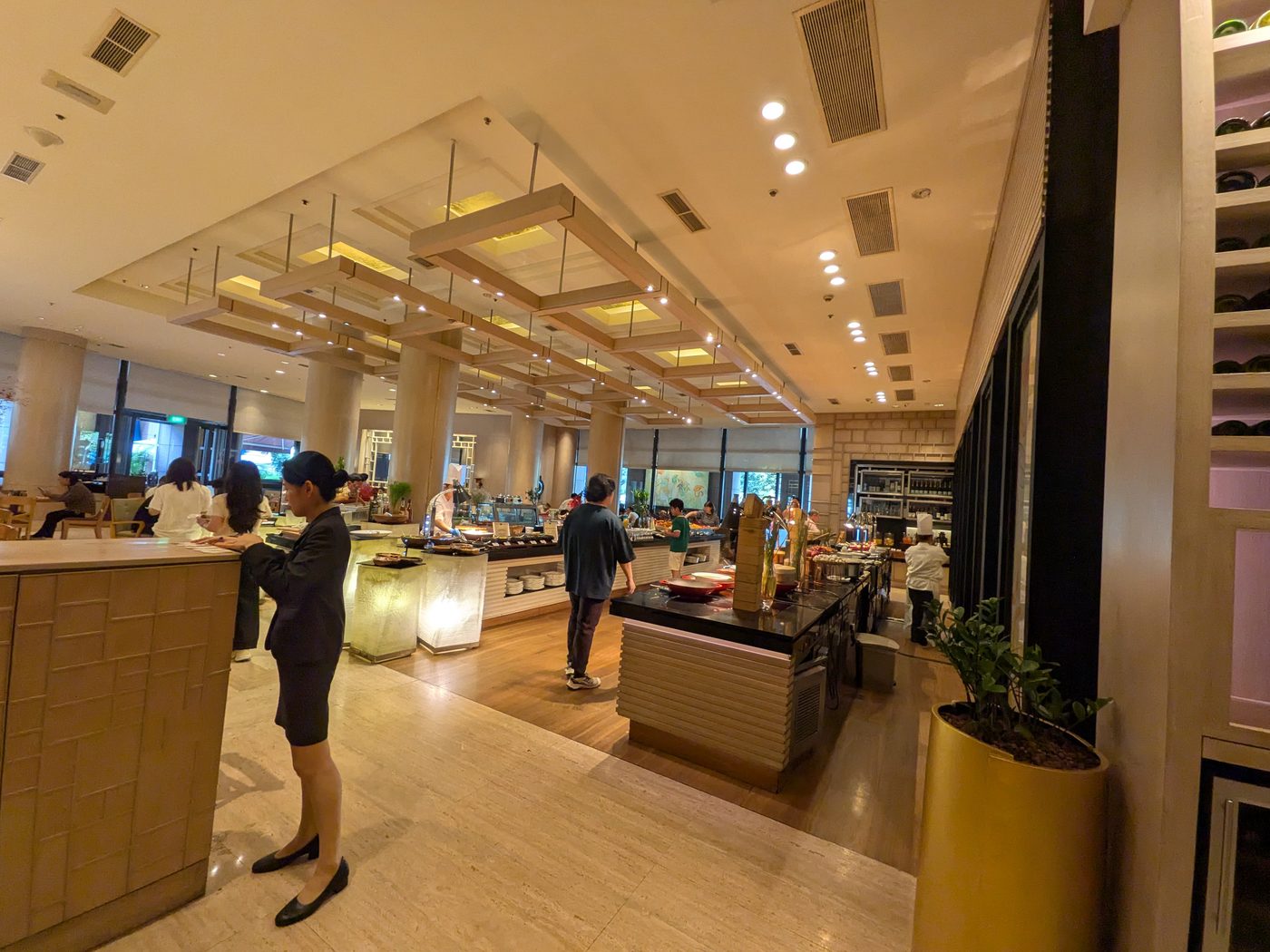 コンラッド・シンガポールの朝食会場Oscar'sの店内とビュッフェカウンター
