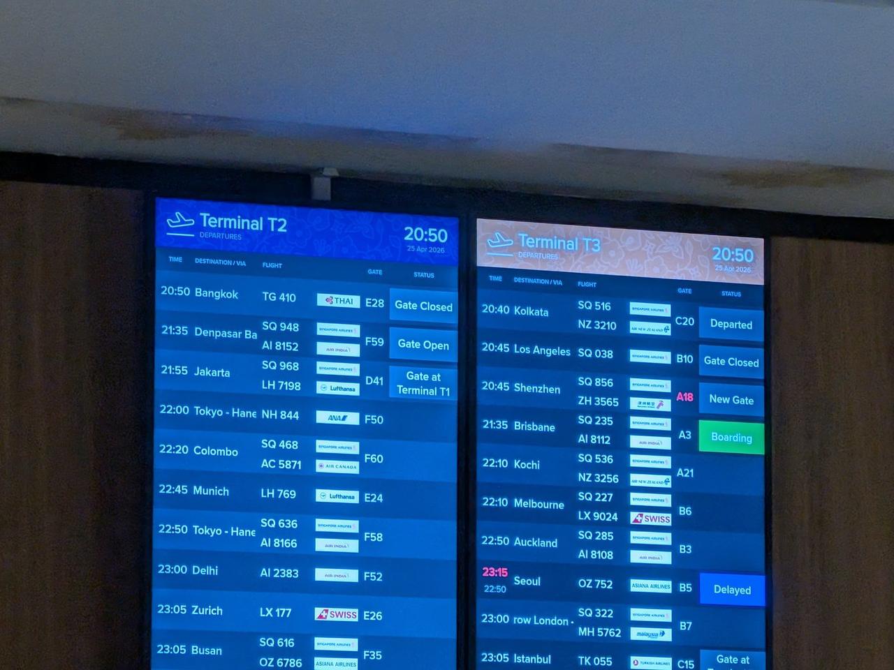 チャンギ空港T2の出発案内板。22:00発のANA NH844 東京・羽田行きが表示されている