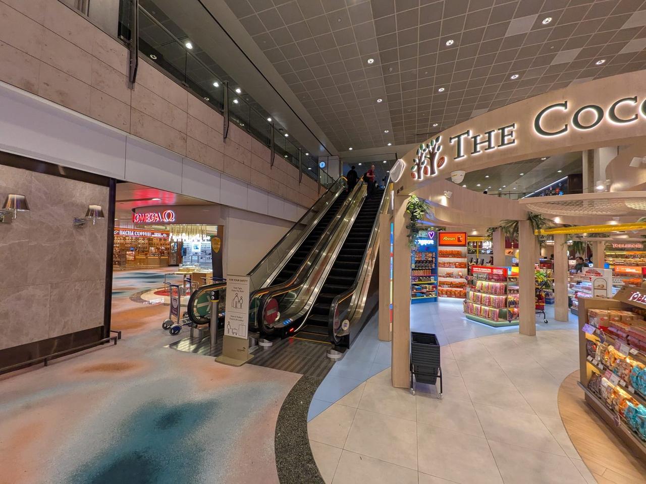 チャンギ空港T2の出国後エリアに並ぶBACHA COFFEEやチョコレートの免税店