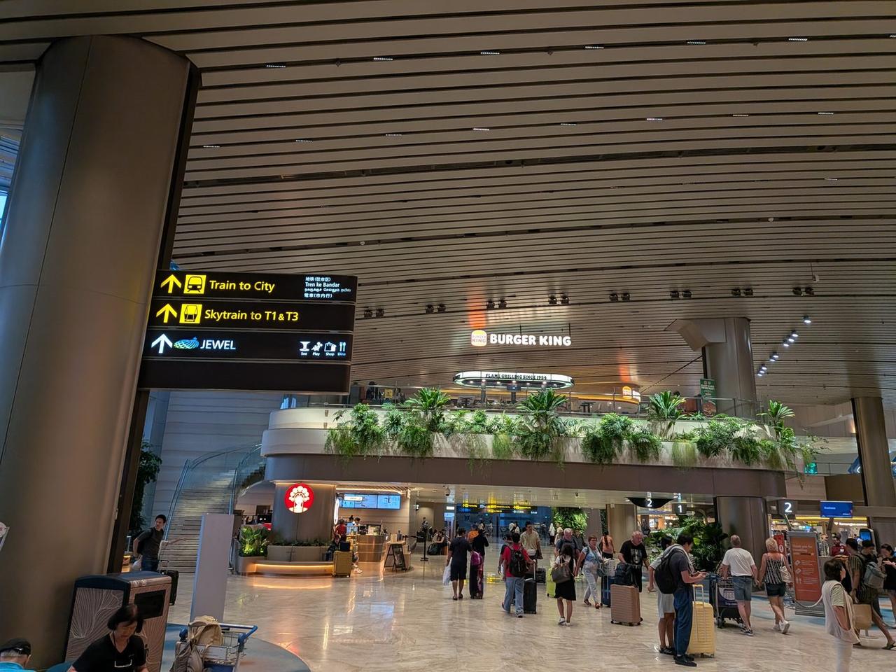チャンギ空港T2の公共エリア。Train to City、Skytrain to T1&T3、JEWELの案内サイン
