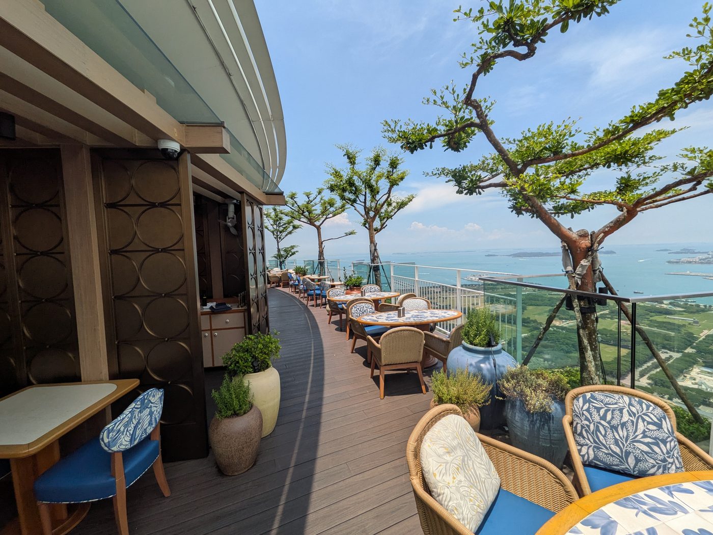 LAVO Coastal Italian Restaurant & Rooftop Barのテラス席と海に面した眺め