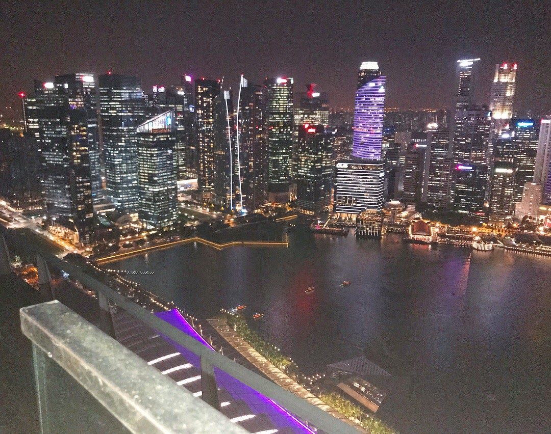 マリーナベイサンズ57階から見下ろしたマリーナベイと対岸のCBDの夜景